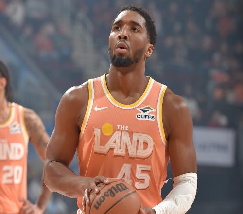 米切尔45+4+4+5三分！骑士逆转双杀魔术夺4连胜班凯罗37+10