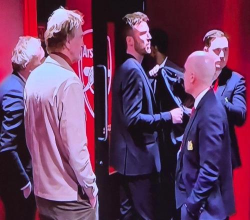 卡里克赛后采访被叫停，紧急面见拉特克利夫，曼联帅位要变天