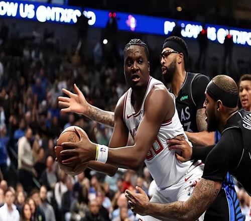 下半场直接被摁在了板凳席上，火箭对于内线老将的信任度依然有限