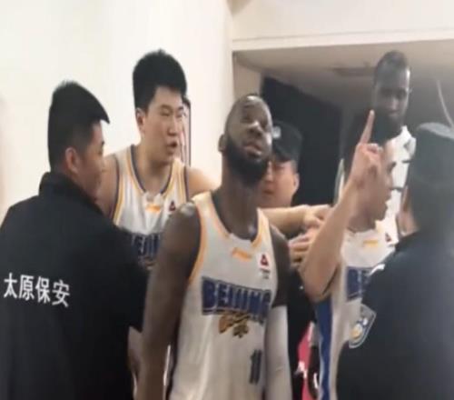 朝球员吐口水！山西球迷太猛了，令人大开眼界！