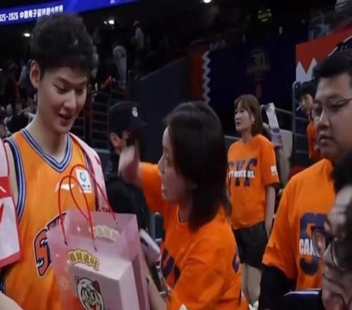 王哲林万分之夜开启超神模式，上海男篮主场大胜广州男篮