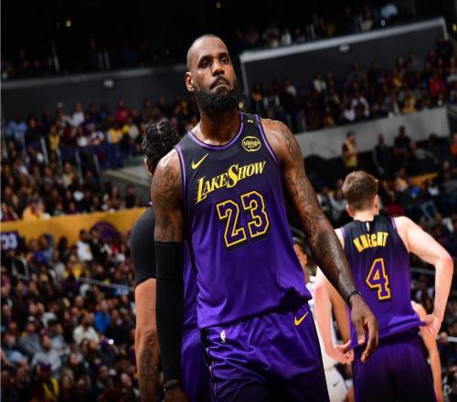 詹姆斯换唐斯知名体育媒体人支招，湖人重磅交易方案出炉