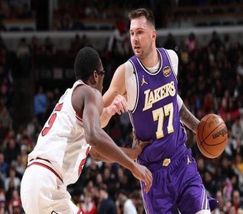 东契奇46+7+11詹姆斯24+5湖人客场轻取公牛