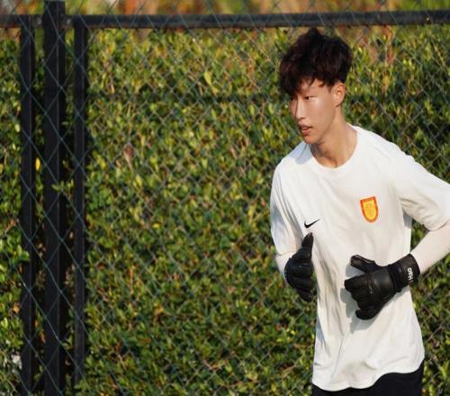 铜梁龙5年长约锁死东北路门将！津门虎两大外援报到国安迎回达万