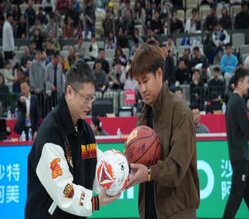 深圳青年人全队现场观战深圳烈豹，双方还进行了礼物互换