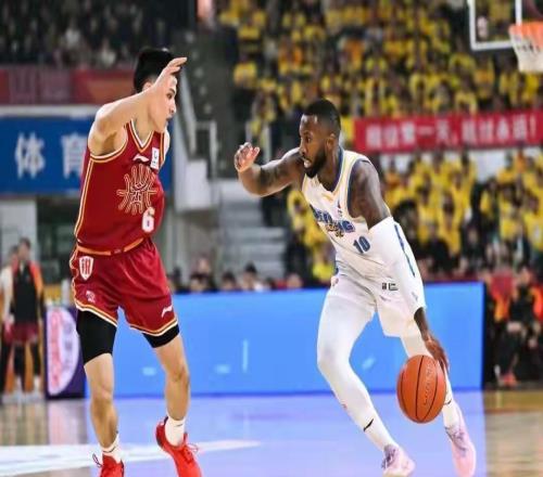 过分了！顶级强队输球输人，主场球迷向球员吐口水，CBA要重罚