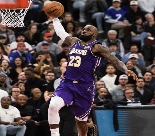 詹姆斯半场20分，成为NBA历史首位41岁后半场砍20+得分球员