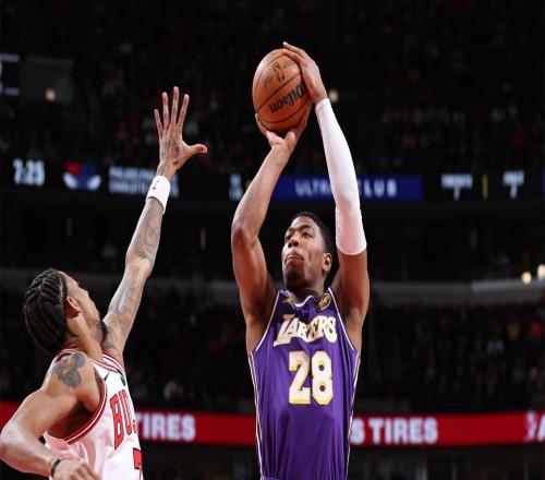 轰23分+4记三分！湖人27岁悍将再闪耀：10胜1负定律上线