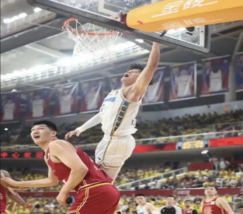 在北京队面前演受害者刘传兴假摔引众怒，球迷：演技略差