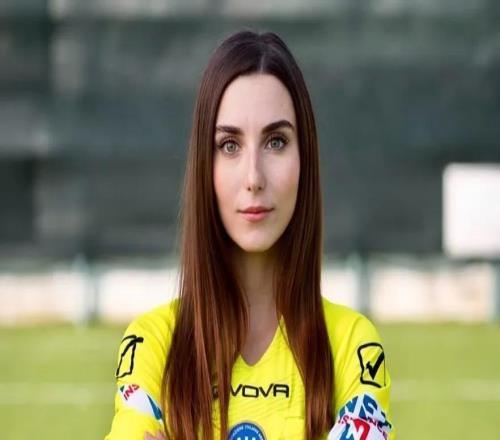 网红和模特身份加持，意大利低级别联赛女边裁走红