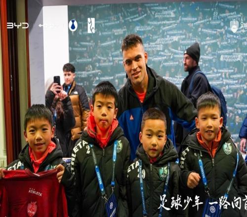 比亚迪携手中国足球小将出征意大利，参观了圣西罗并观摩意甲