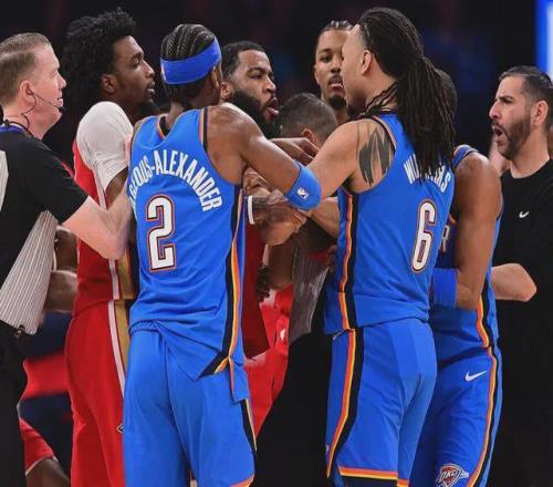 大规模冲突！二十几人混战！等着被NBA禁赛吧