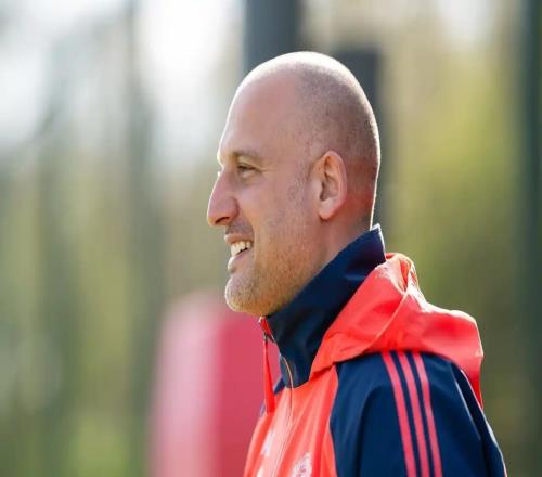 曼联官方：亚当劳伦斯出任U21主帅，弗莱彻继续执教U18