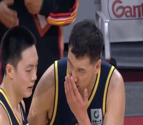 交易杨溢广东后卫线惨遭暴打，没有徐杰真不行！