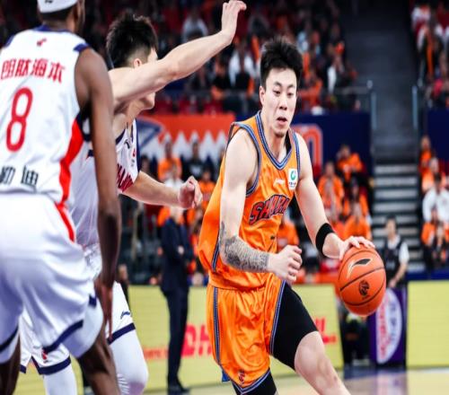 9投8铁，3分4中0，3冠前锋在场负作用！球迷：看看李弘权怎么打球