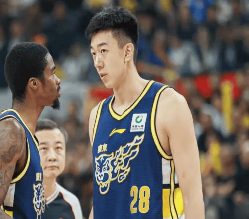 拒绝23分逆转，广东杀回联赛第1！徐杰受伤缺席，奎因32+11立大功