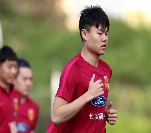 重庆铜梁龙引援或有新惊喜！冯劲和杨立瑜有可能加盟，以官宣为准