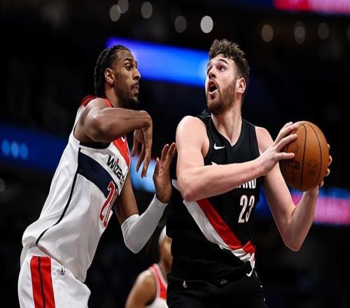 看起来数据相当不错，实际上开拓者先发中锋简直是被各种打爆