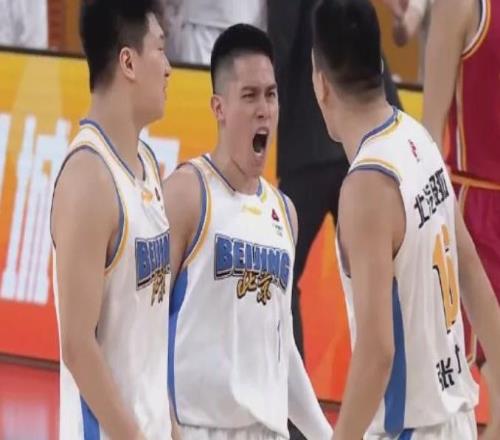 向球员吐口水！太离谱了，必须严查！