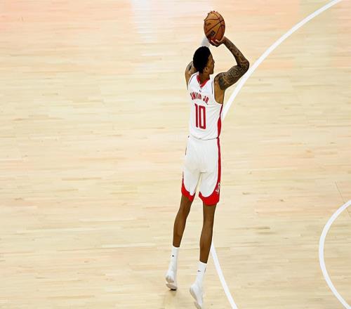 又一次表现平庸，火箭锋线新星在各方面的能力都有些缺乏亮点