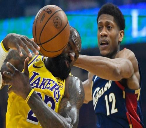 狂输30分！詹姆斯耻辱一战，东契奇空砍29+6，一战揭露了4个现实