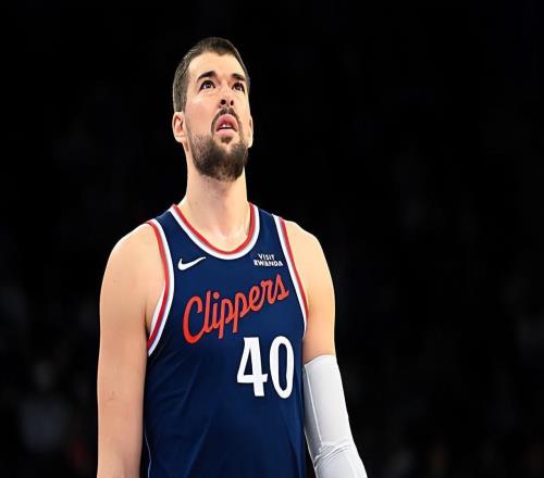 个人状态其实不算糟糕，只是快船球迷对于内线支柱的要求太高了