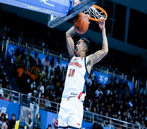 五连胜，广东男篮领跑积分榜，一个坏消息：胡明轩没有国手的样子