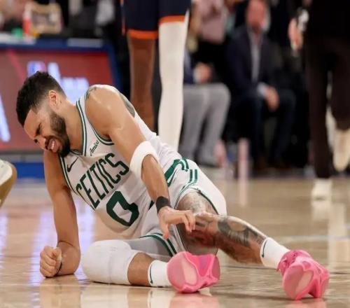 名记：塔图姆正重新评估伤势情况，本赛季有可能不会选择复出