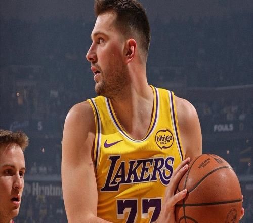 东契奇险受伤，湖人本赛季最大分差！詹姆斯泪目，有可能回骑士