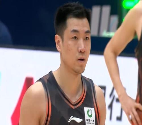 高诗岩单节15分！山东男篮逆转黑马，克里斯低迷，两大功臣发威