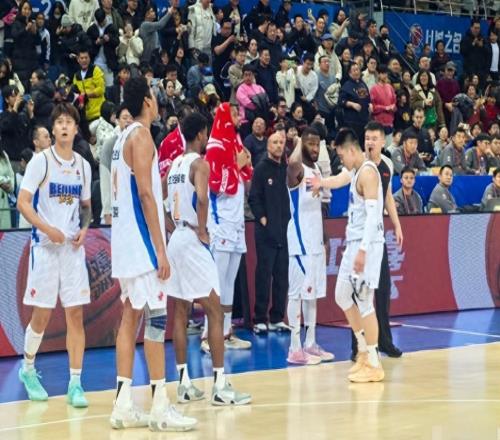 谁注意到，北京队末节落后10分有两人谈笑风生，球迷：人心散了