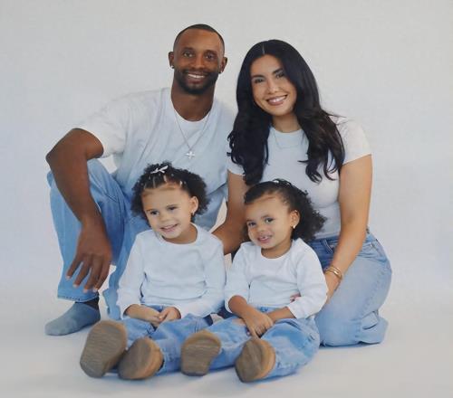 弗格一家近照：带辽宁3连冠，娇妻身材火辣，两个孩子很幸福