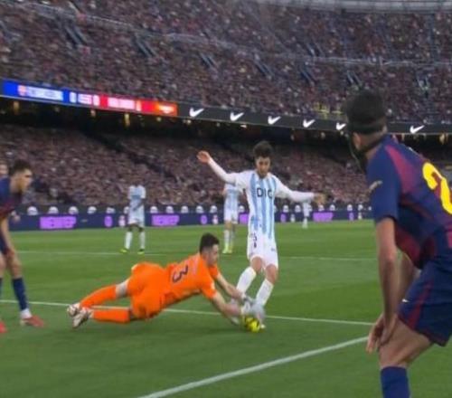 西甲裁判评议：奥维耶多门将禁区接球霍安扑救不犯规不判点