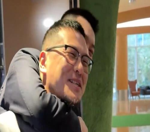 杨毅对杨鸣贴脸开大！点出末节4分，该共患难，杨鸣直接锁喉捂嘴