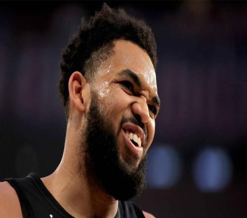 考辛斯对尼克斯队唐斯，试图在低位单打威斯布鲁克的行为感到不满