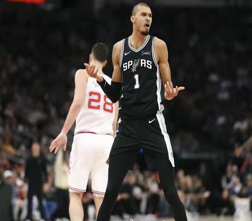 库里轰27+4记三分球仍无缘今日最佳！对不起，你碰到暴走的文班了