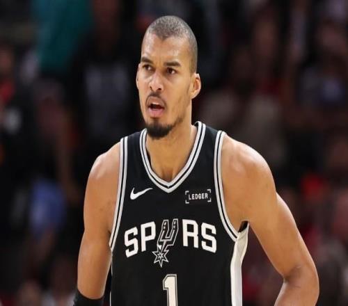 杜兰特：文班亚马的跳投更厉害了，他未来生涯会一直被夹击