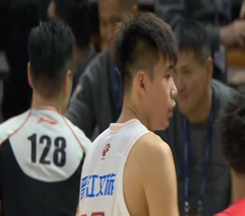 1换1交易徐杰杨曦皓狂轰生涯最强一战，这才是广东队的内线答案