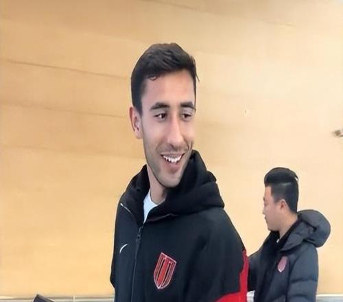 离谱！成都蓉城上演摆烂式引援身着队服已到机场，球迷怨声不断