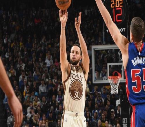 官方：库里右膝酸痛，提前退出对阵活塞的比赛