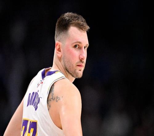 湖人虐奇才2喜2忧！东契奇连爆，雷迪克糟糕用人，未来赛程艰难！