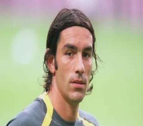 这憨憨的、满脸胡渣的大叔竟然是阿森纳昔日玉树临风的球星