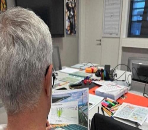 球迷质疑皇马再碰本菲卡是欧足联的剧本，穆帅笑对抽签结果