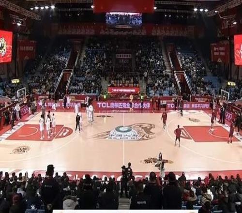 CBA出现荒诞一幕吉林与山西比赛因地板漏水延迟开赛，球迷喊退票