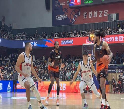 全场战报关键时刻打出一波7：0，山东男篮83：80险胜广州