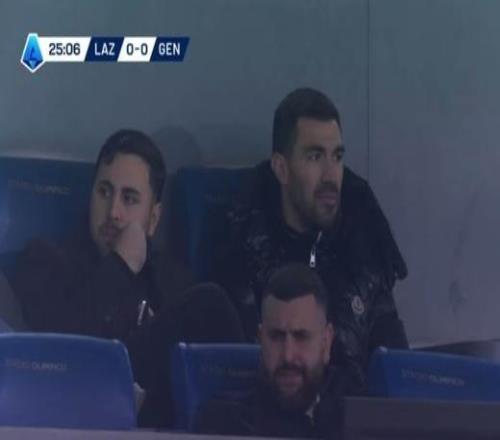 正在闹转会，拉齐奥对阵热那亚时罗马尼奥利出现在看台上
