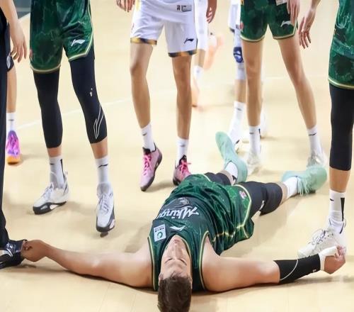 为何同曦赢32分还爆发冲突媒体人不解，球迷怒斥后指出一个原因