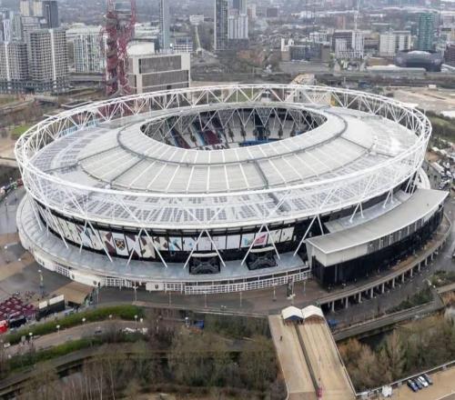 英媒：因抗议横幅尺寸过大，西汉姆暂时取消一名球迷入场资格