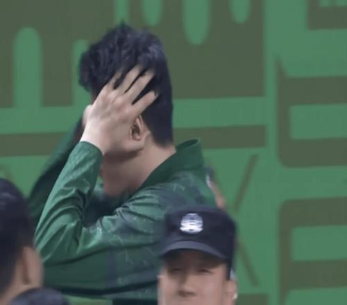 同曦这是干啥四川落后33分最后一攻不给投引冲突，致3人驱逐