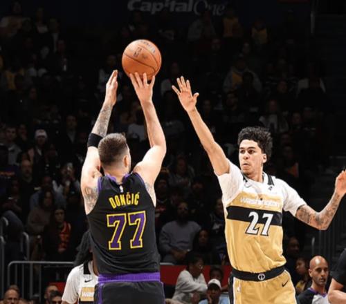 詹姆斯天神下凡！湖人狂胜31分，东契奇连创4大NBA神迹艾顿28+13